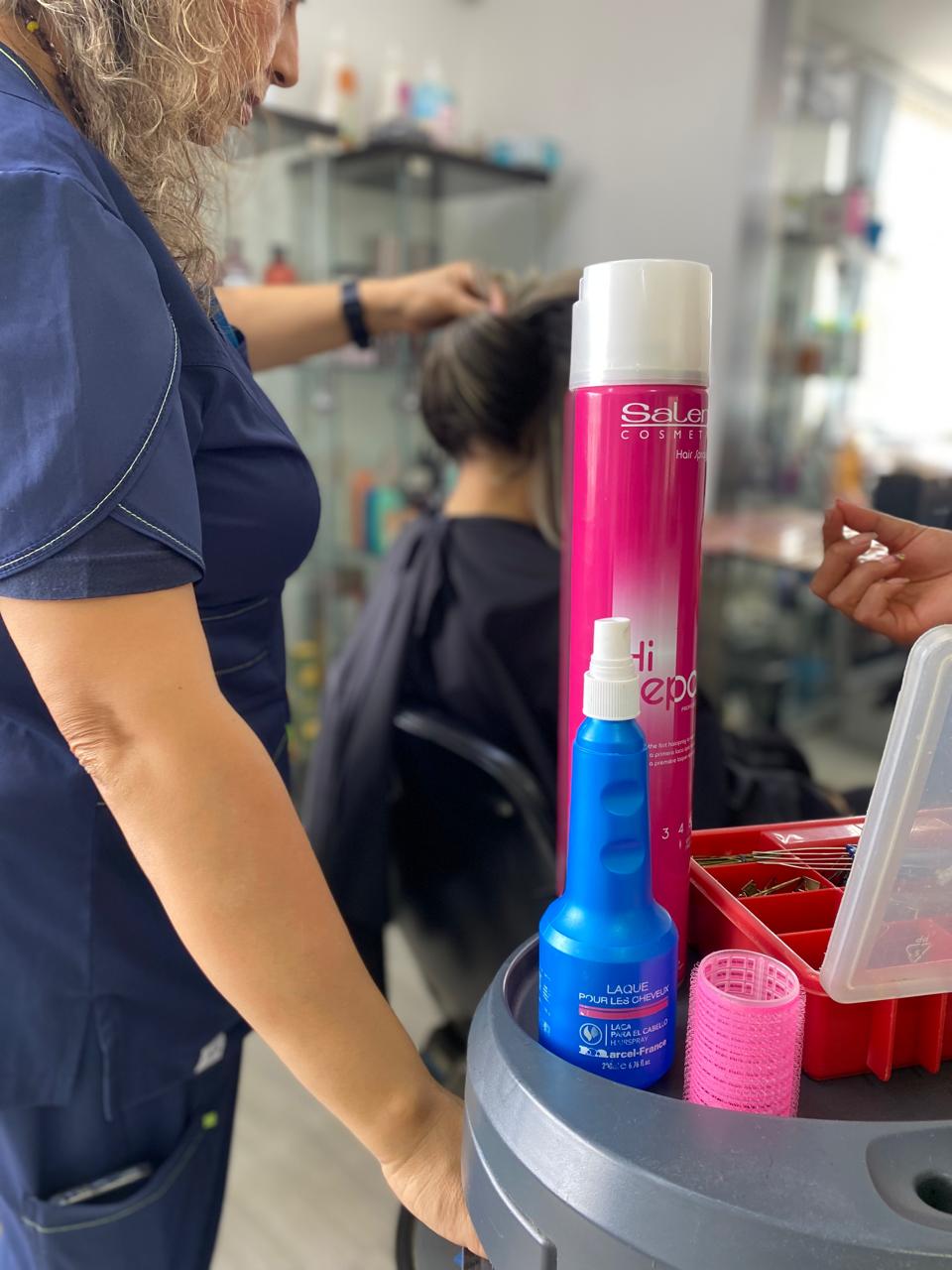 Peinado en proceso con productos profesionales