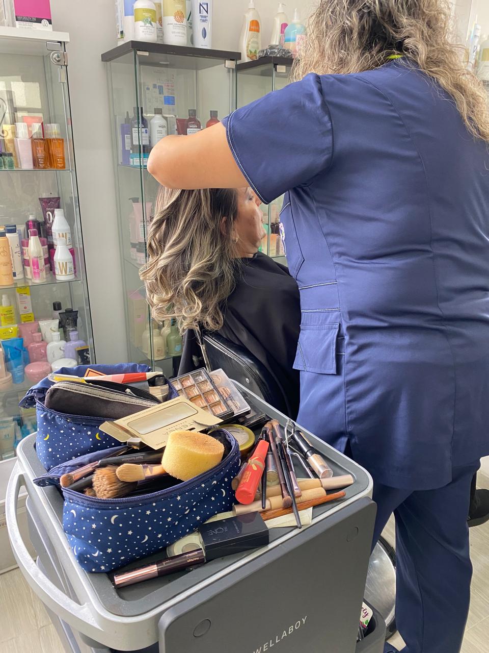 Estación de maquillaje con productos profesionales