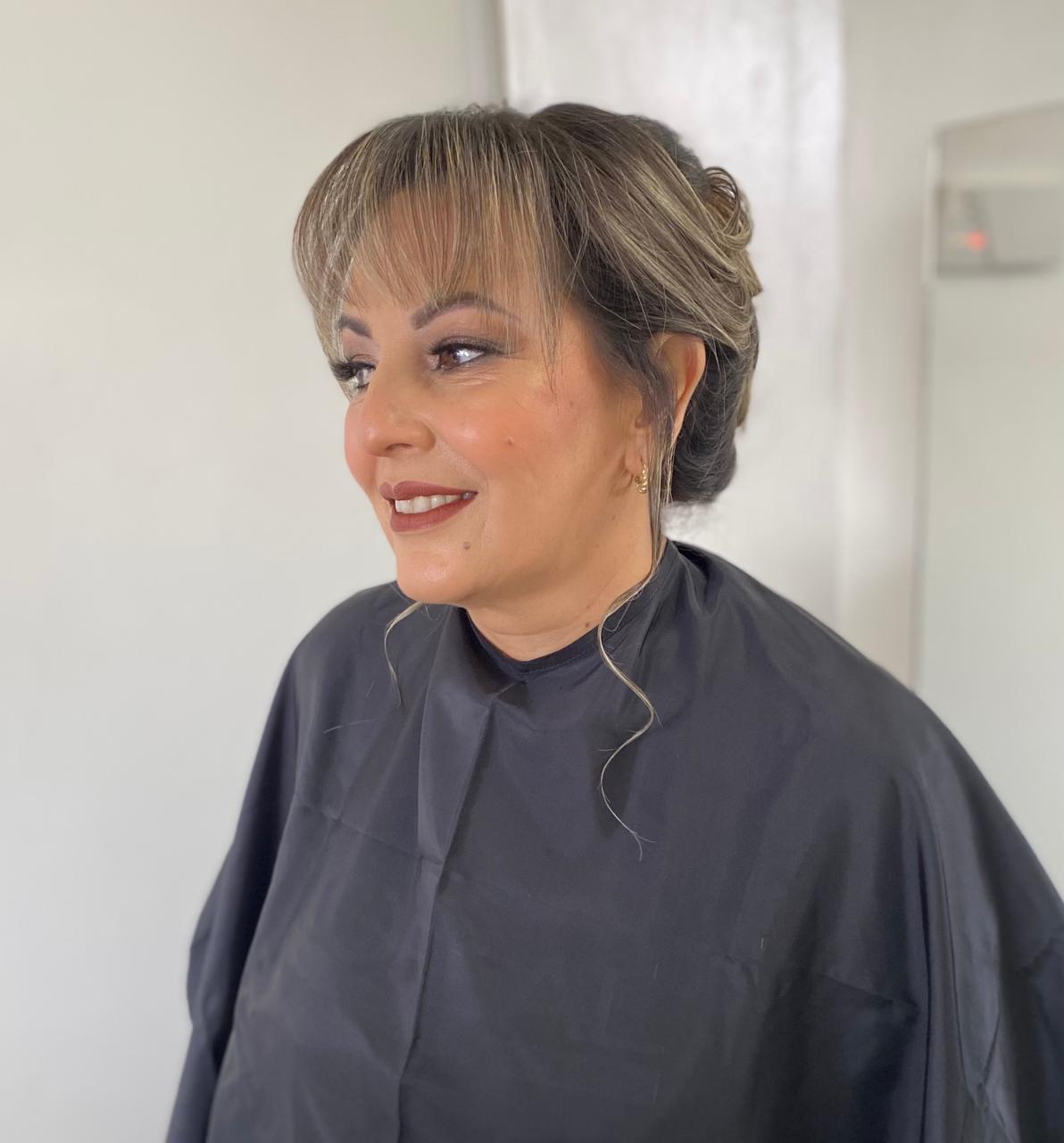 Clienta con recogido y maquillaje elegante