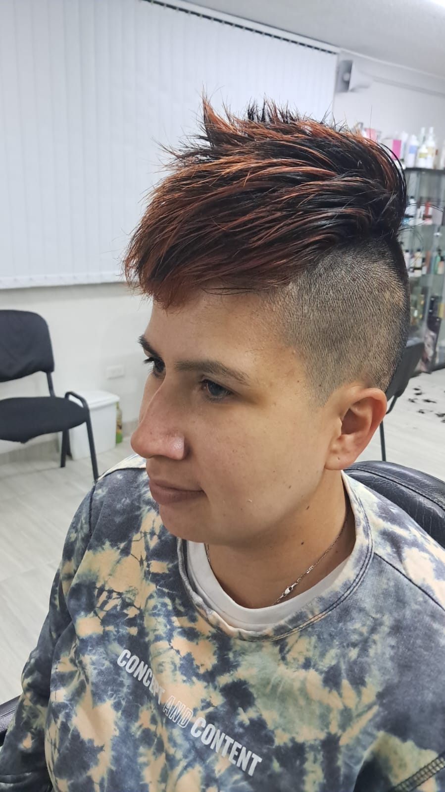 Corte estilo mohawk en tonos cobre