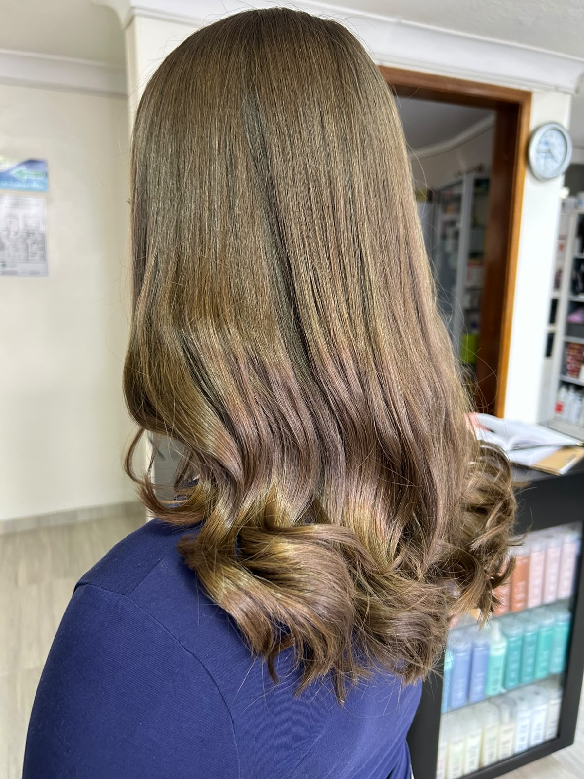 Cabello castaño caramelo largo y ondulado