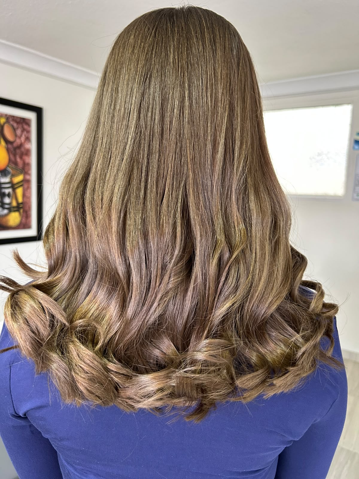 Melena castaña larga con ondas